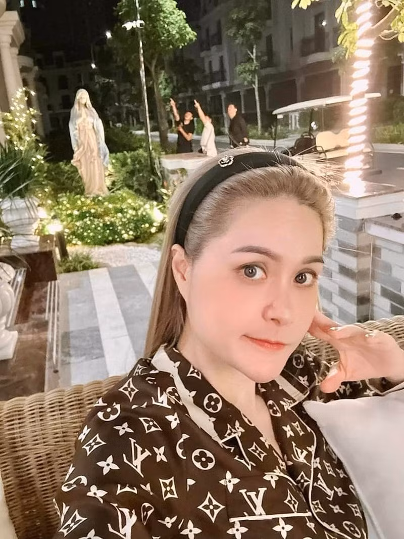 Bên cạnh đó, cô cũng khẳng định mình không tỏ ra giàu sang hay coi thường ai vì cô cũng từng đi lên từ hai bàn tay trắng.
