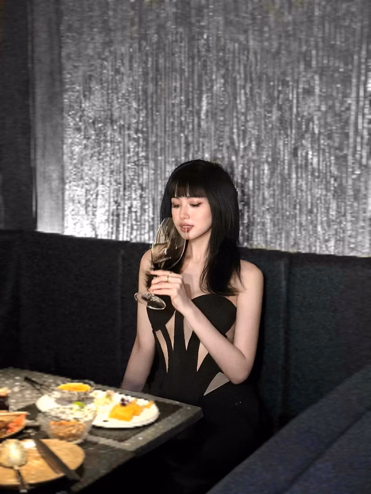 Thân hình của "bà mẹ hai con" cũng gợi cảm, cuốn hút không kém hội mỹ nhân Gen Z.