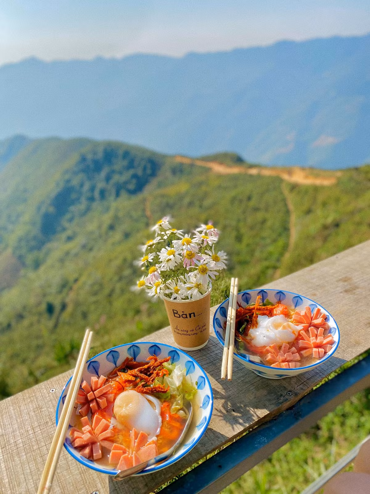 Những hình ảnh hòa mình giữa “thiên đường mây” ăn mì tôm, check in ăn mì tôm với view núi đồi chập chùng ngay lập tức thu hút giới trẻ, trở thành chiếc view đắt giá người người muốn trải nghiệm.