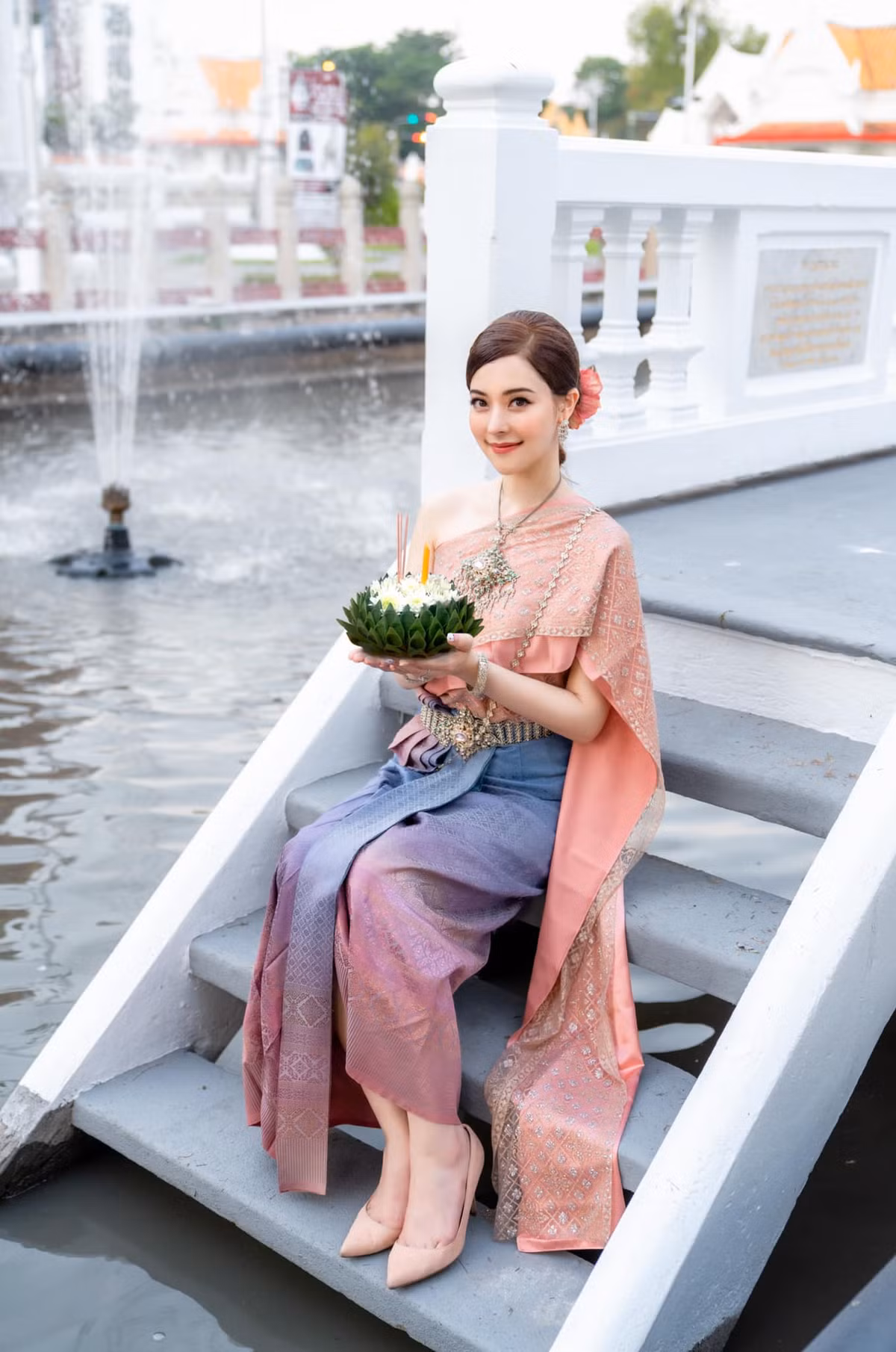 Evelyn Sriabhandha hiện đang làm việc cho hãng hàng không Nok Air.
