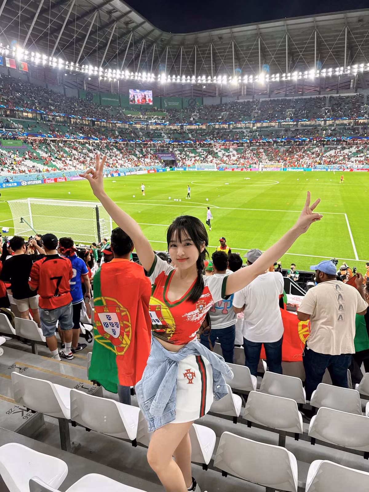 Bên cạnh nổi tiếng nhờ nhan sắc, hot girl 9x này lại càng gây chú ý nhiều hơn trong mùa World Cup khi mặc áo đội tuyển nào ra sân thì đội đó sẽ bị loại.