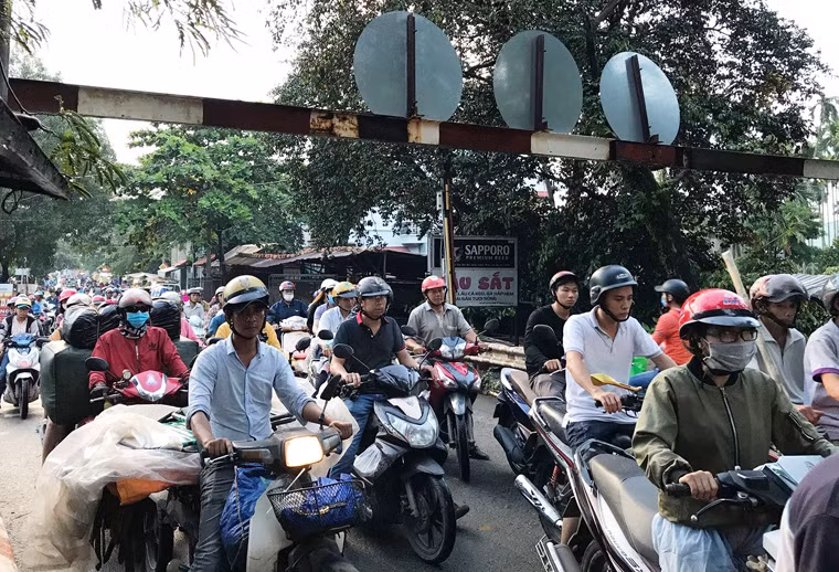 Hàng trăm người hiếu kỳ bất chấp trời mưa và gây cản trở giao thông đã dừng lại trên cầu Phú Long để theo dõi lực lượng chức năng vớt thi thể người đàn ông trôi trên sông. Vụ việc khiến cây cầu sắt rung bần bật...