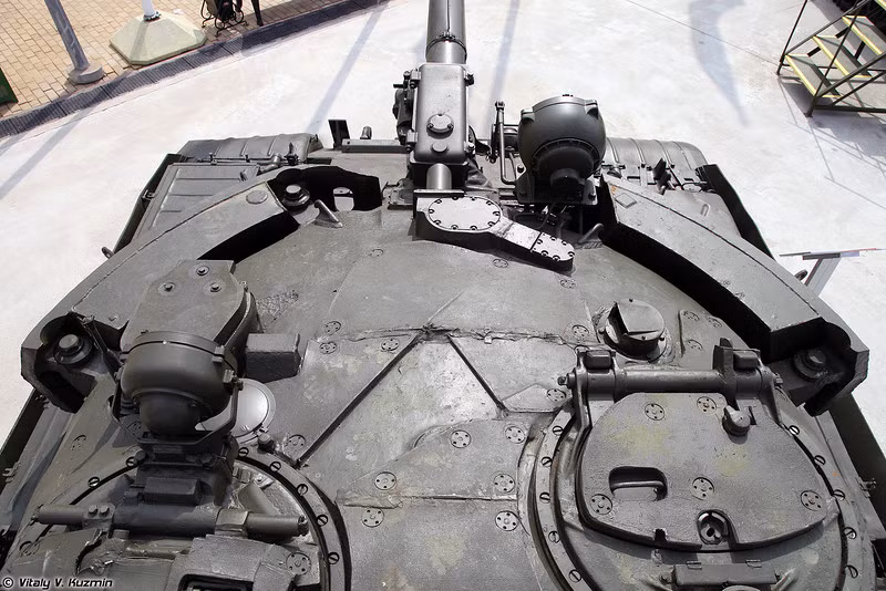 Cận cảnh nóc tháp pháo tăng T-62M, trên nóc được trang bị giá lắp đại liên hạng nặng 12,7mm hoặc 14,5mm. Kíp lái xe vẫn là 4 người gồm: lái xe, trưởng xe, pháo thủ, nạp đạn. Nguồn ảnh: Vitaly-Kuzmin