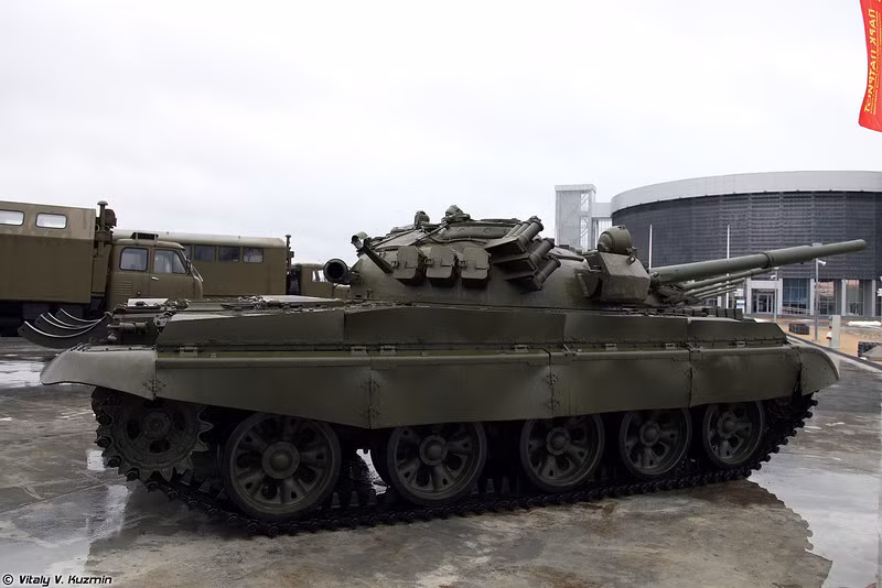 Trang bị giáp của xe tăng T-62 tốt hơn so với T-55, nhưng kém hơn so với T-72. Theo các tài liệu được công bố, mặt trước tháp pháo dày 242mm (chưa tính giáp BDD), 153mm sườn và 97mm ở sau đuôi tháp, 40mm trên đỉnh, 102mm nghiêng 60 độ trước thân xe (tương đương 204mm thép đặt đứng), 79mm sườn xe, 46mm đuôi xe và 20mm gầm xe. Nguồn ảnh: Vitaly-Kuzmin