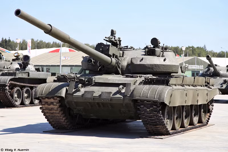 Các hạng mục nâng cấp xe tăng T-62M so với các thế hệ trước bao gồm việc tích hợp tổ hợp tên lửa chống tăng dẫn đường laser Sheksna (NATO gọi là AT-12 Swinger), giáp bị động BDD, động cơ V-55U và hệ thống liên lạc R-173. Nguồn ảnh: Vitaly-Kuzmin