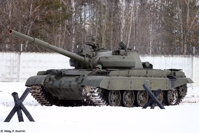 T-62M (Object 166M) là phiên bản hiện đại hóa sâu rộng trên cơ sở mẫu T-62, được ra mắt và đưa vào sản xuất hàng loạt từ năm 1983. Đến nay, hầu hết dòng xe tăng T-62 nói chung trong Quân đội Nga đã không còn biên chế, chúng được giữ trong các kho tàng chờ ngày “nấu sắt vụn” hoặc là bán hay tặng các quốc gia đồng minh. Nguồn ảnh: Vitaly-Kuzmin