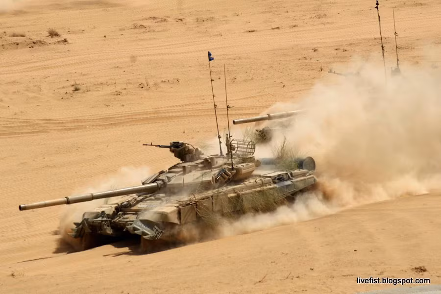 Tuy nhiên, chiếc xe tăng T-90S của Ấn Độ như đã biết không được trang bị hệ thống phòng vệ chủ động Shtora-1 mà chỉ được trang bị thêm giáp phản ứng nổ Kontakt-5 gắn ngoài giáp chính. Điều này có thể khiến T-90S gặp bất lợi lớn trước tăng Trung Quốc vốn được trang bị các tên lửa chống tăng hiện đại. Nguồn ảnh: Pakistan Defence