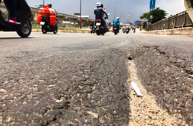 Cầu Rạch Chiếc được xây dựng mới và đưa vào sử dụng từ cuối năm 2010. Cầu có tổng chiều dài 735m, trong đó chiều dài phần cầu là 295m, chiều dài đường dẫn phía quận 2 là 225m, phía quận 9 là 215m. Quy mô cầu gồm ba nhánh riêng biệt, hai nhánh cầu biên mỗi nhánh rộng 9,8m, có hai làn xe; nhánh cầu giữa rộng 26,5m, gồm 6 làn xe.
