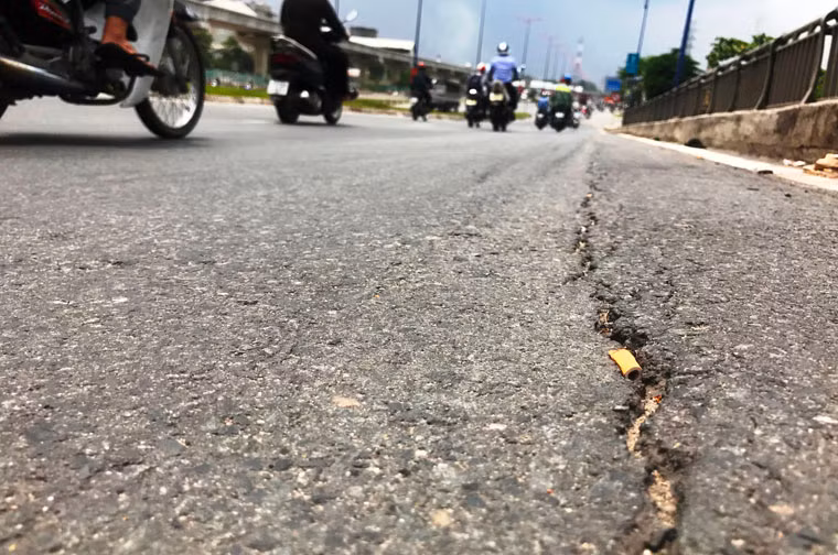 Tuy nhiên, những ngày gần đây, người qua lại trên cầu Rạch Chiếc (theo hướng từ quận 2 sang quận 9) vô cùng bất ngờ và hoang mang khi phát hiện nhiều dấu hiệu lạ ở hai vị trí đầu và cuối đường dẫn lên, xuống cầu.