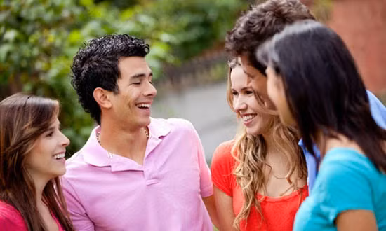 Biết tạo không khí vui vẻ trong những cuộc nói chuyện Đàn ông tuổi này thích phụ nữ nhã nhặn, ôn hòa. Do đó bạn hãy suy nghĩ kỹ trước khi nói, hãy nói những câu chuyện mà bạn có độ hiểu biết nhất định và trả lời ngắn gọn, đủ ý cũng như khơi gợi nội dung tiếp theo.