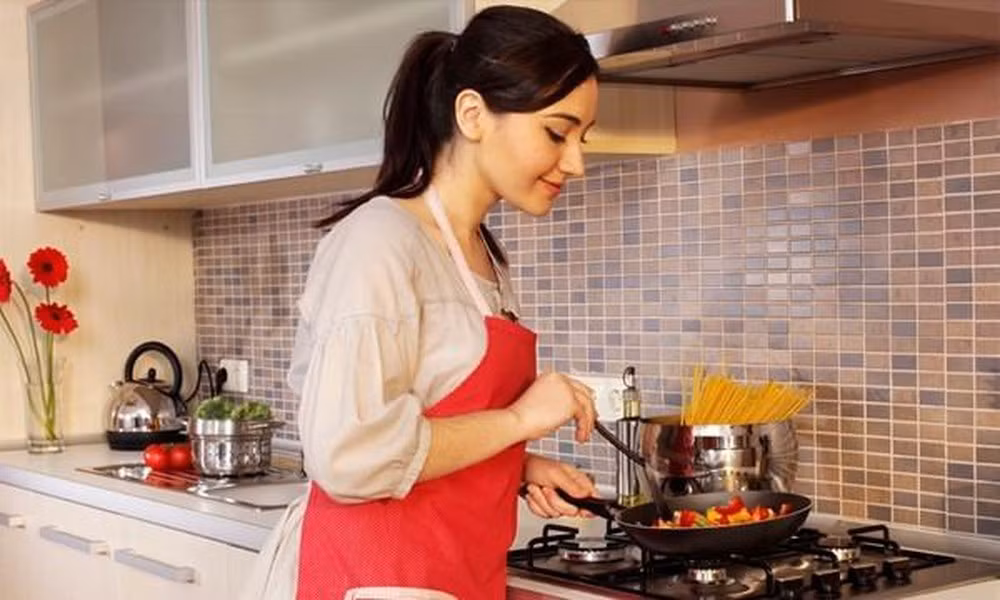 Biết nấu ăn, giao tiếp tốt Dĩ nhiên đàn ông thành đạt thừa sức đưa bạn đi nhà hàng, nhưng bữa cơm gia đình là cực kỳ quan trọng. Đặc biệt, bạn nên học nấu tiệc để đãi người thân, bạn bè và đối tác của chàng.