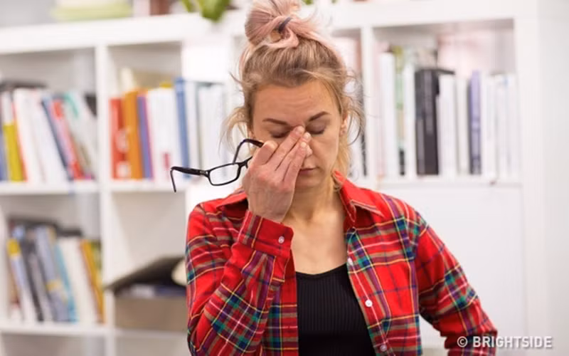 Mệt mỏi liên tục: Nếu bạn cảm thấy mệt mỏi mọi lúc, ngay cả khi bạn đang nghỉ ngơi, đây có thể là một dấu hiệu của sự mất cân bằng nội tiết tố.
