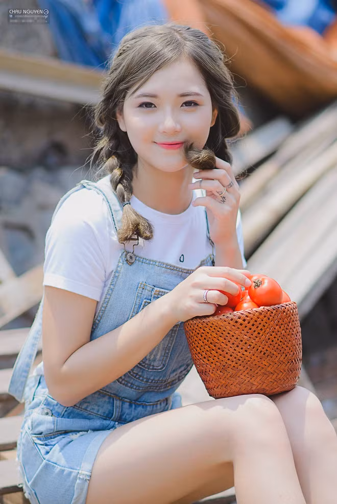 Gương mặt biểu cảm và lối diễn xuất tự nhiên, Thu Hương thường xuyên được mời cộng tác làm mẫu ảnh cho nhiều nhiếp ảnh gia trẻ. Trên trang cá nhân, Thu Hương thường chia sẻ các bức ảnh đẹp lung linh. Ảnh: Chau Nguyen Jr.