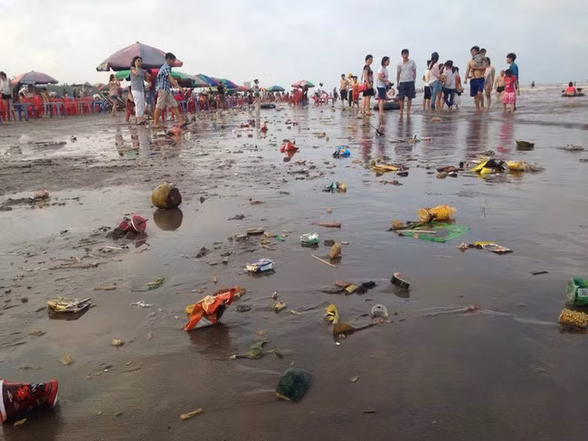 Những người vô ý thức đã biến bãi biển Cồn Vành (Thái Bình) thành bãi rác trong kỳ nghỉ lễ vừa qua.