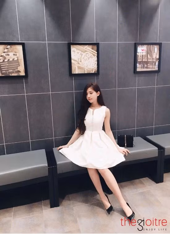 "Mình đến với chụp mẫu này vô cùng ngẫu nhiên. Mình nhớ không nhầm là bắt đầu từ lớp 7, 8 đã thích chụp hình lắm nhưng vì hồi đấy vẫn còn nhỏ nên chỉ ấp ủ ước mơ làm mẫu trong suy nghĩ thôi. Lên cấp 3 tình cờ đi chụp ảnh để làm kỉ niệm nhưng sau khi chụp được nhiều người khuyến khích nên cũng vui và lấy làm động lực để theo đuổi. Lúc đầu, mình còn sợ ống kính nên những shoot hình đầu tiên chụp còn gượng gạo lắm, không được tự nhiên. Về sau, mình được sự ủng hộ, động viên của mọi người; bản thân rút ra nhiều kinh nghiệm nên dần dần cũng thấy quen và tự tin hẳn”, Hà Quy chia sẻ cơ duyên đến với nghề mẫu.