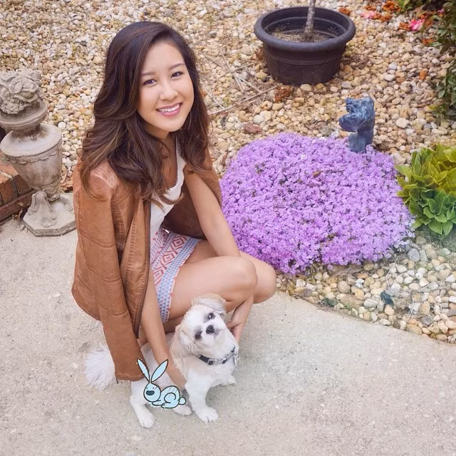 Nụ cười ngọt ngào, khuôn mặt dịu dàng, thân thiện. Christine rất được lòng các fan hâm mộ của nhiều quốc gia trên thế giới, mọi người gọi cô bạn 9X xinh đẹp này với cái tên đáng yêu "phù thủy trang điểm".