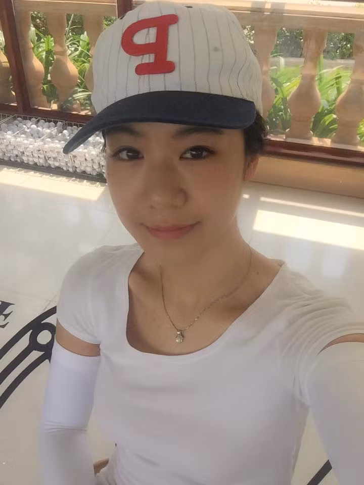 Được biết, là người Việt nhưng Đông Phương lại sinh ra và lớn lên ở Brussels, Bỉ. Nữ phi công xinh đẹp nói tiếng Việt rất tốt nhờ được gia đình xác định suy nghĩ luôn hướng về quê cha đất tổ. Khi còn nhỏ, mỗi năm Đông Phương lại cùng gia đình về Việt Nam nghỉ hè bằng máy bay và từ đó, ước mơ trở thành phi công của cô được nhen nhóm.