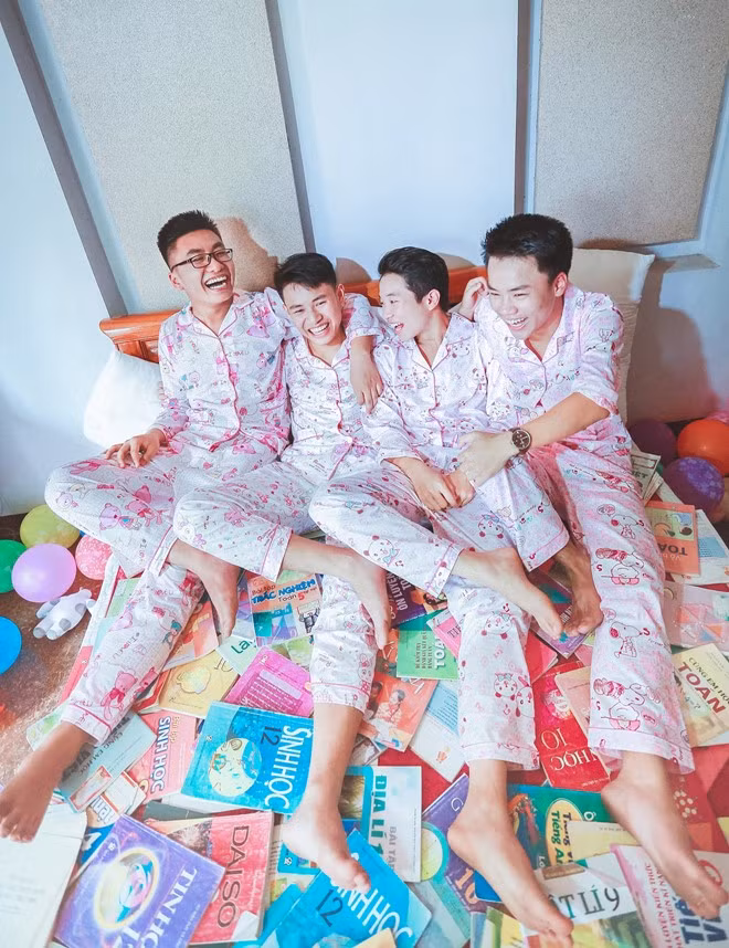 Các thành viên vui đùa bên bóng bay. Sách vở được trang trí khắp phòng ngủ.