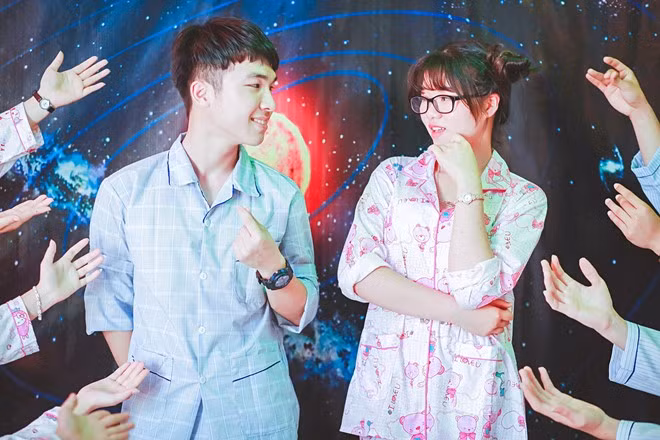 “Khó nhất là chuẩn bị đầy đủ đạo cụ và trang phục, cũng như có ý tưởng thiết kế căn phòng ngủ giống không gian vũ trụ”, bạn Thu Trang cho biết. 