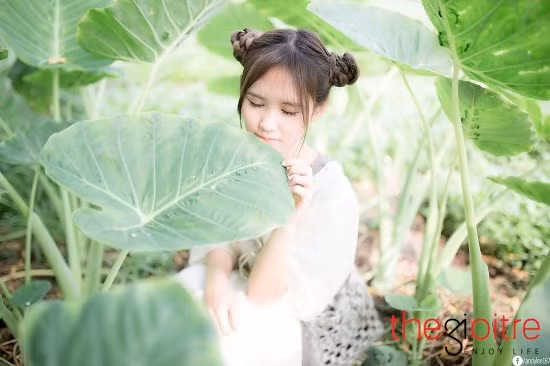Sở hữu ngoại hình đẹp, gương mặt ăn ảnh khiến mọi người xung quanh đều ủng hộ cô nữ sinh 9X theo đuổi con đường mẫu ảnh. Song với niềm đam mê đặc biệt dành cho âm nhạc, Cẩm Hương chỉ coi chụp ảnh là thú vui lúc rảnh rỗi chứ không hề có ý định sẽ đi theo con đường này.