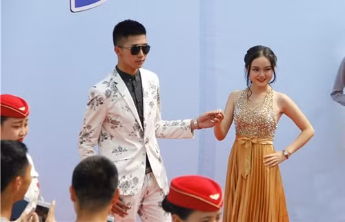 Những sinh viên hàng không ưu tú thả dáng trong buổi lễ tốt nghiệp.