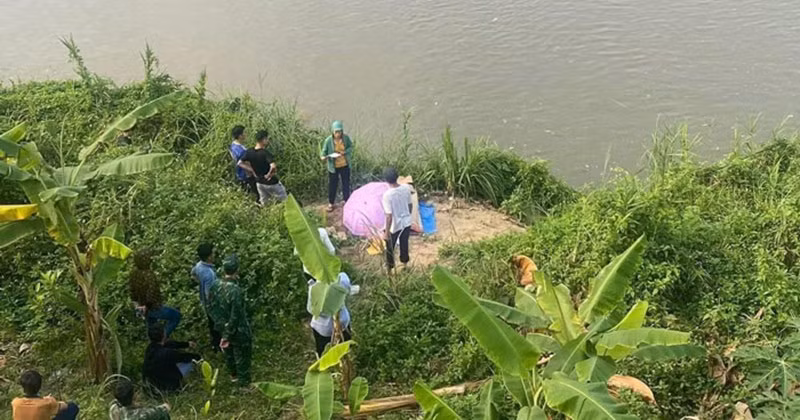 Qua khám nghiệm hiện trường, tử thi là một cô gái khoảng 30 tuổi, chết khoảng 1 ngày. Cổ bị xiết bởi sợi dây võng dẫn đến chết ngạt. Trong cơ thể có chất an thần. Không xác định được nhân thân do không có giấy tờ tùy thân. Đội khám nghiệm còn tìm thấy tại hiện trường 1 chiếc thùng xốp chứa nước đá, 2 ly nhựa, 4 vỏ lon bia, ống hút và 1 tờ báo, 1 túi xách và những mảnh vụn giống như quyển sổ hộ khẩu bị xé,. Nhặt từng mảnh giấy vụn ráp lại, đội khám nghiệm chỉ nhận diện được 2 từ "Bè" và "Thanh".(Ảnh minh họa, nguồn internet)