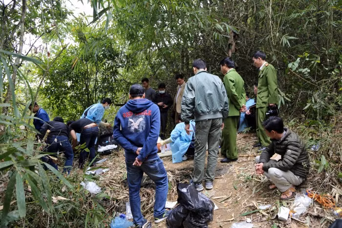 Lời khai của hai người sống sót cho thấy nhóm 3 hung thủ là kẻ lạ mặt. Tại hiện trường, công an thu giữ được một số dấu vết, tuy vậy tất cả dường như vẫn còn rất mờ nhạt. Duy chỉ có một điều mà các điều tra viên chắc chắn, đó là nhóm hung thủ phải rất thông thuộc địa bàn. Có thể chúng là người địa phương ở Quảng Trị, Quảng Bình. (Ảnh minh họa, nguồn internet)