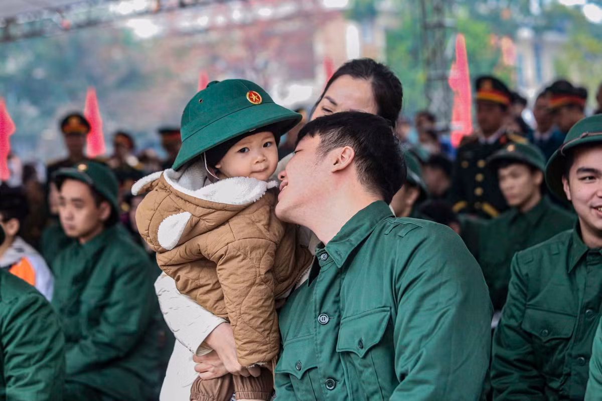 Dù thời tiết có mưa nhưng người nhân của các tân binh đã đến để tiễn con em của mình lên đường nhập ngũ. 
