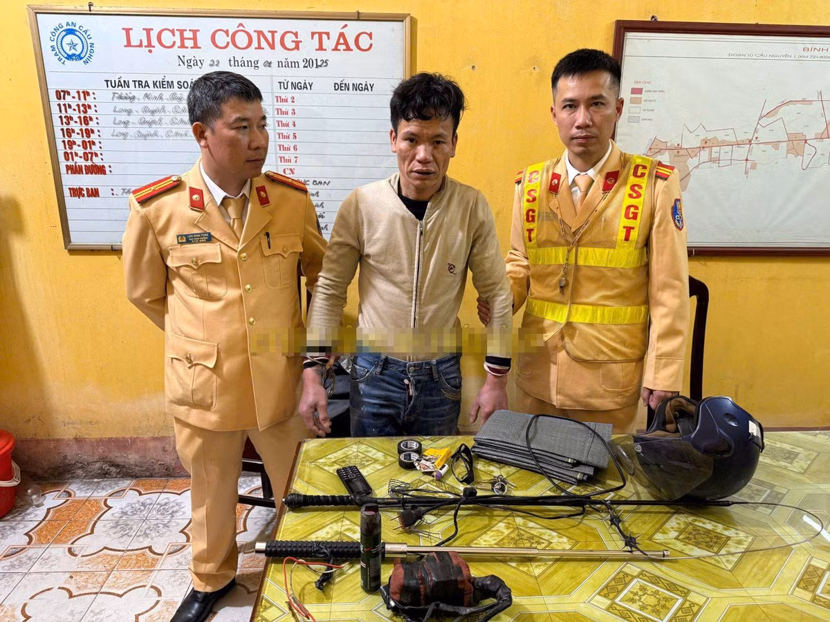Đi trộm chó bị phát hiện, dùng bình xịt hơi cay tấn công CSGT Di trom cho bi phat hien, dung binh xit hoi cay tan cong CSGT