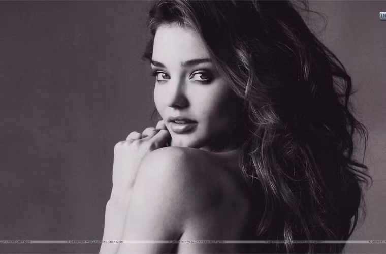 Tháng 6/2009, Miranda Kerr làm mẫu nude cho tạp chí Rolling Stone Australia để nâng cao hiểu biết của mọi người về loài gấu túi sắp tuyệt chủng.