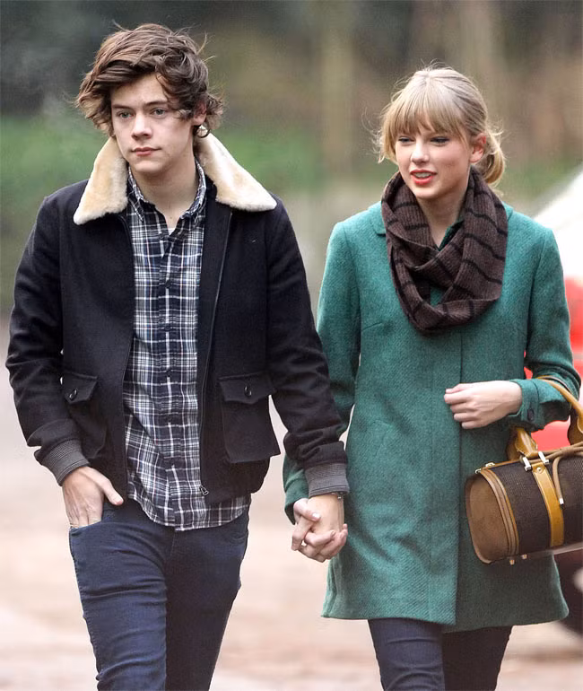 Mối tình của công chúa nhạc đồng quê với chàng ca sĩ tóc xoăn Harry Styles của nhóm One Direction cũng thọ được vài tháng từ cuối năm 2012 đến đầu năm 2013. Sau khi chia tay Harry, phải mất hơn 1 năm Taylor mới hẹn hò trở lại.