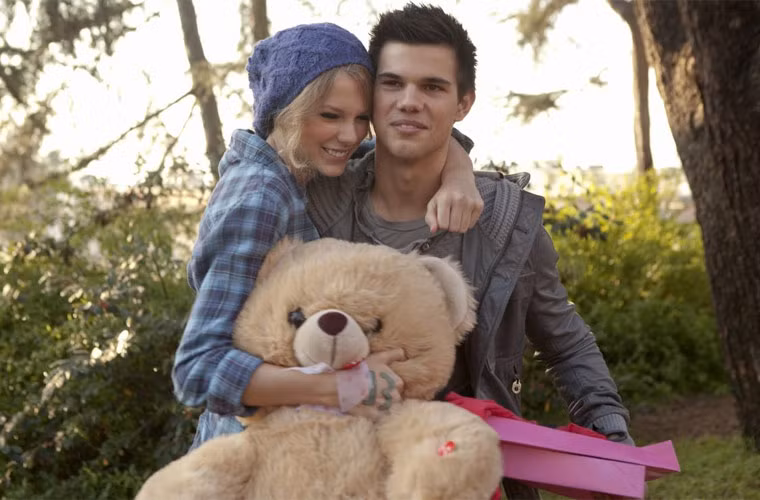 Sau khi chia tay John Mayer, Taylor bị bắt gặp vài lần hẹn hò với nam diễn viên Taylor Lautner vào năm 2010.