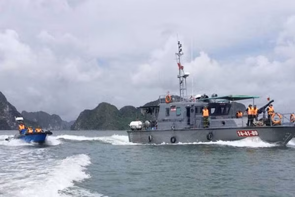 Tàu của Quảng Ninh tham gia tìm kiếm cứu nạn.