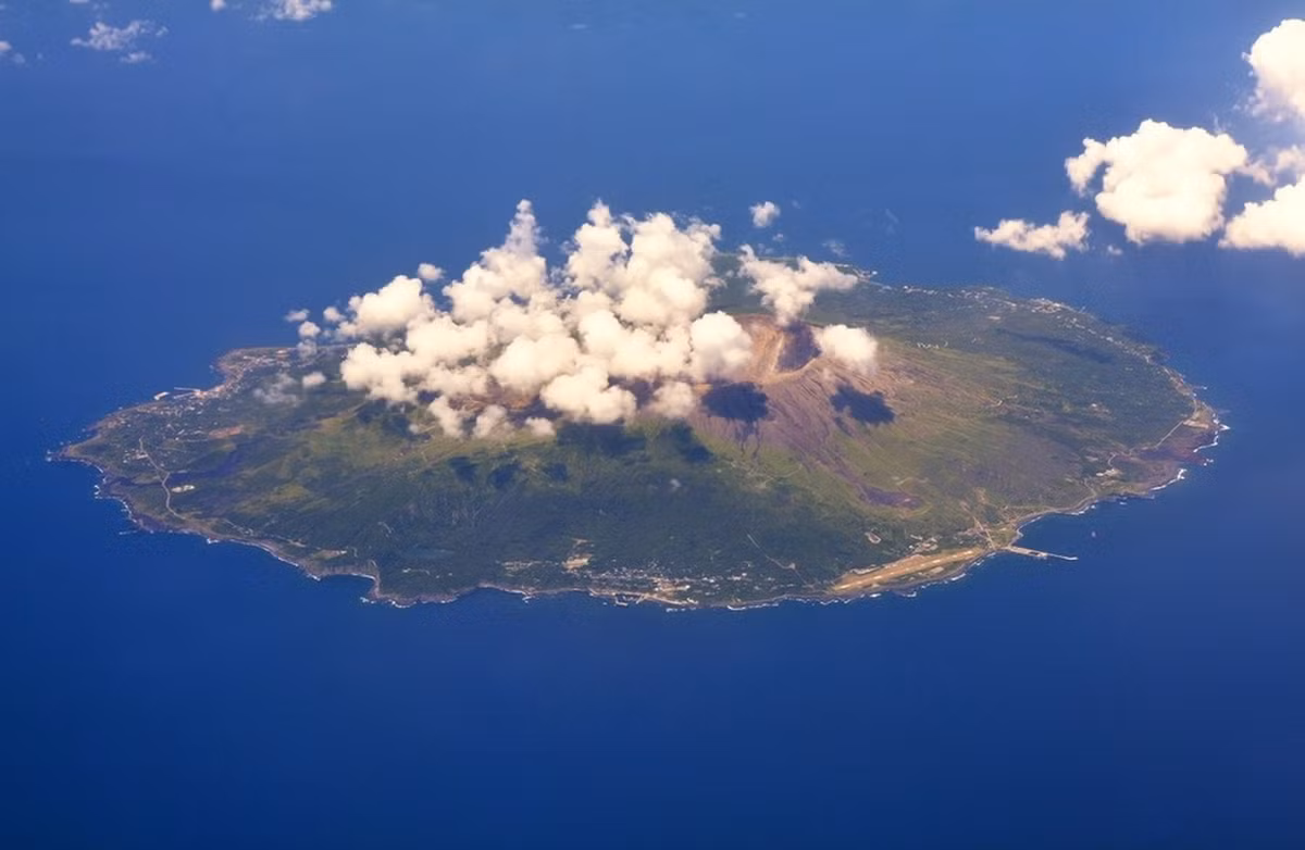 8. Quần đảo Miyake-jima và Izu ở Nhật Bản: Quần đảo Miyake-jima và Izu thường xuyên có hoạt động núi lửa.