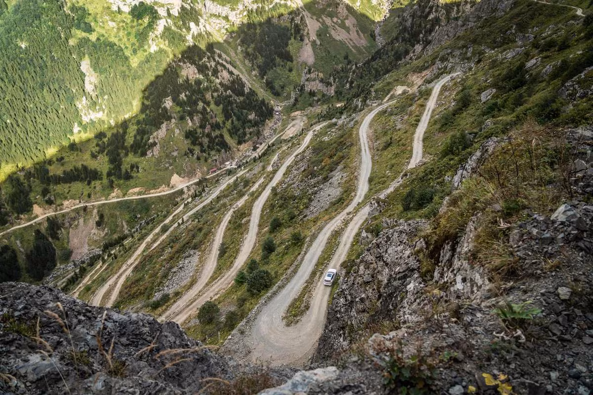 Theo trang dangerousroads.org, không từ ngữ và bức ảnh nào đủ nói lên hết mức độ nguy hiểm của con đường này. Ảnh: TM.