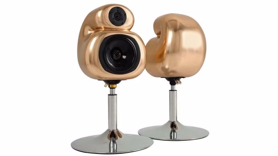 Cặp loa đắt nhất thế giới là D&amp;W Aural Pleasure đến từ hãng âm thanh Hart Audio. Chiếc loa thuộc dòng sản phẩm Aural Pleasure, chỉ có một phiên bản mạ vàng 18 carat được chế tác với giá 4,7 triệu USD. Hãng này cũng sản xuất 5 cặp loa Aural Pleasure mạ bạc với giá 315.000 USD, 99 cặp loa mạ đồng giá 63.000 USD. Ảnh: Hart Audio.