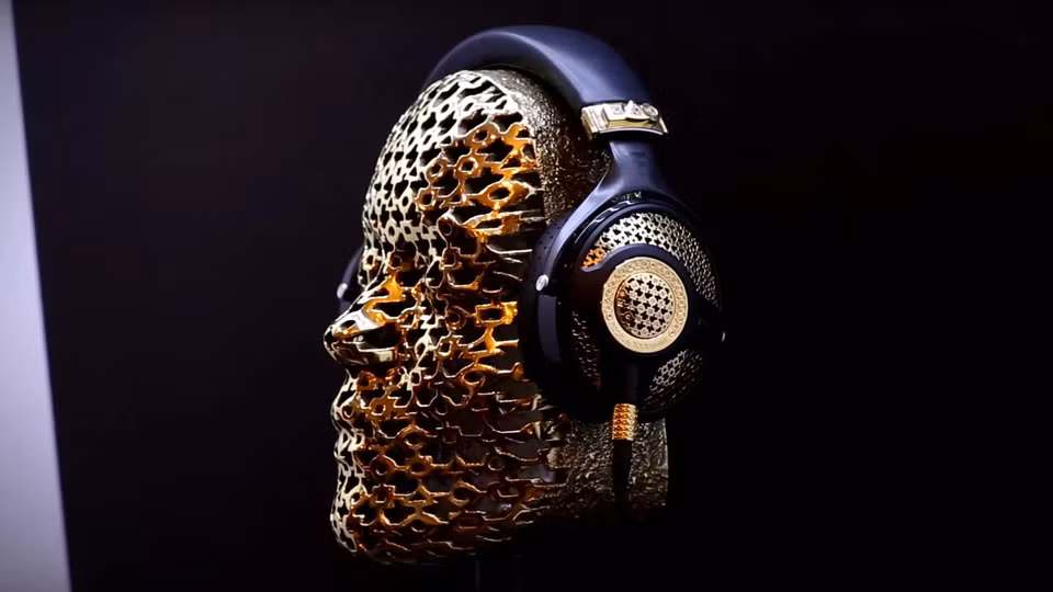 Focal Utopia by Tournaire là một trong những chiếc tai nghe đắt nhất thế giới. Phiên bản này được chế tác bởi 2 cha con Philippe và Mathieu Tournaire, mạ vàng 18 carat và 6,5 carat kim cương được đính xung quanh. Giá của tai nghe là 120.000 USD. Ảnh: Tournaire.