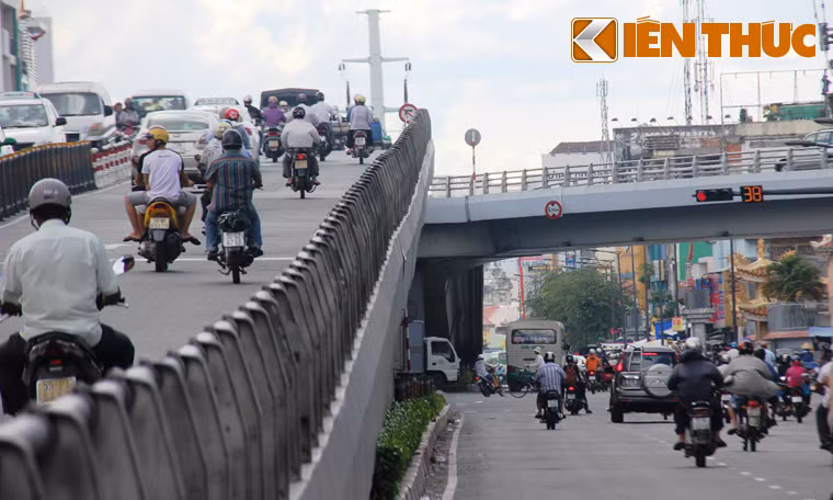 Trưa 10/9, theo ghi nhận của PV Kiến Thức, cầu vượt Cây Gõ (nối quận 6 và quận 11) với mật độ lưu thông luôn dày đặc, xe máy và ô tô, xe khách loại lớn chạy chung dòng nên tình trạng va chạm giao thông rất thường xuyên xảy ra. Tuy nhiên lan can cầu rất thấp nên khi có sự cố rất dễ xảy ra nguy hiểm nạn nhân rơi xuống đường.