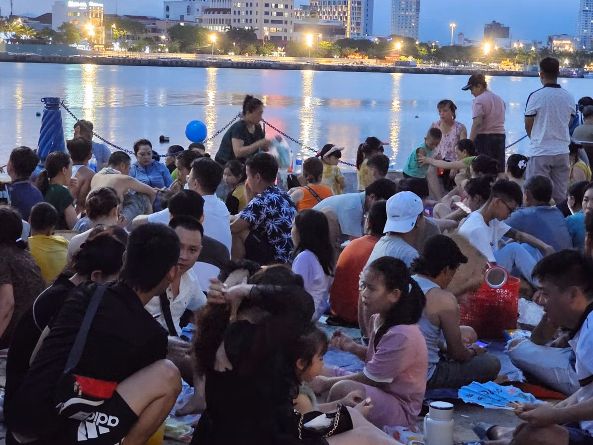 Nhiều gia đình có con nhỏ chuẩn bị sẵn đồ ăn, thức uống.