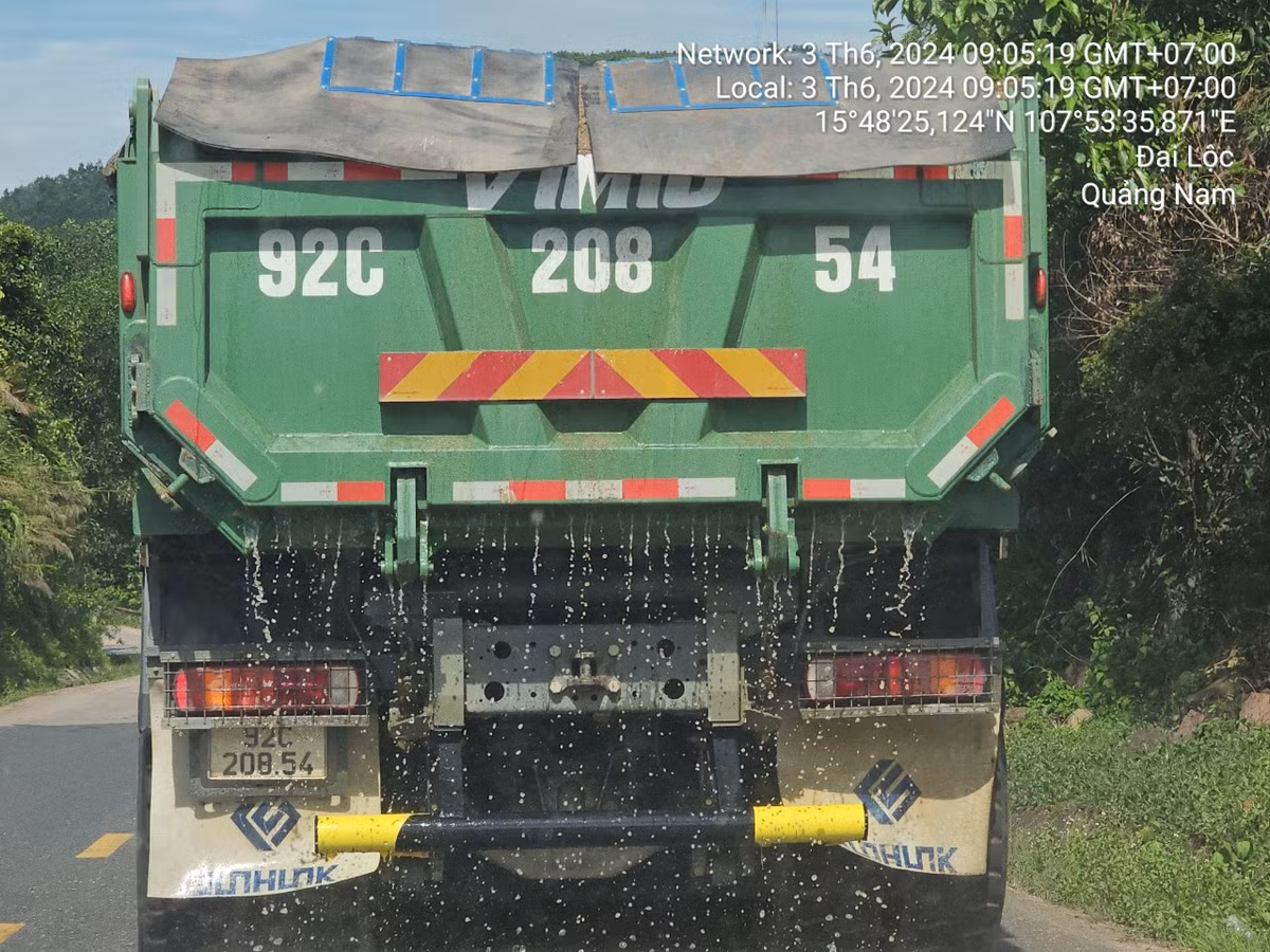 Trong các ngày 3, 4, 7, 11, 13/6, có mặt trên tuyến đường Quốc lộ 14B thuộc địa phận Quảng Nam, nhóm phóng viên chúng tôi chứng kiến rất nhiều xe chở cát ướt chảy nước xuống đường vẫn ngang nhiên tham gia giao thông, mạnh ai nấy chạy..