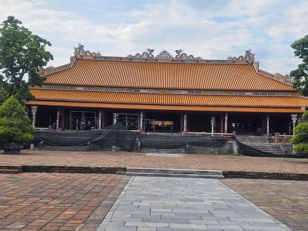 Điện Thái Hòa - một biểu tượng về quyền lực của Hoàng triều nhà Nguyễn thời bấy giờ, nằm trong khu vực Hoàng thành của Đại Nội Huế, đang trong quá trình trùng tu.