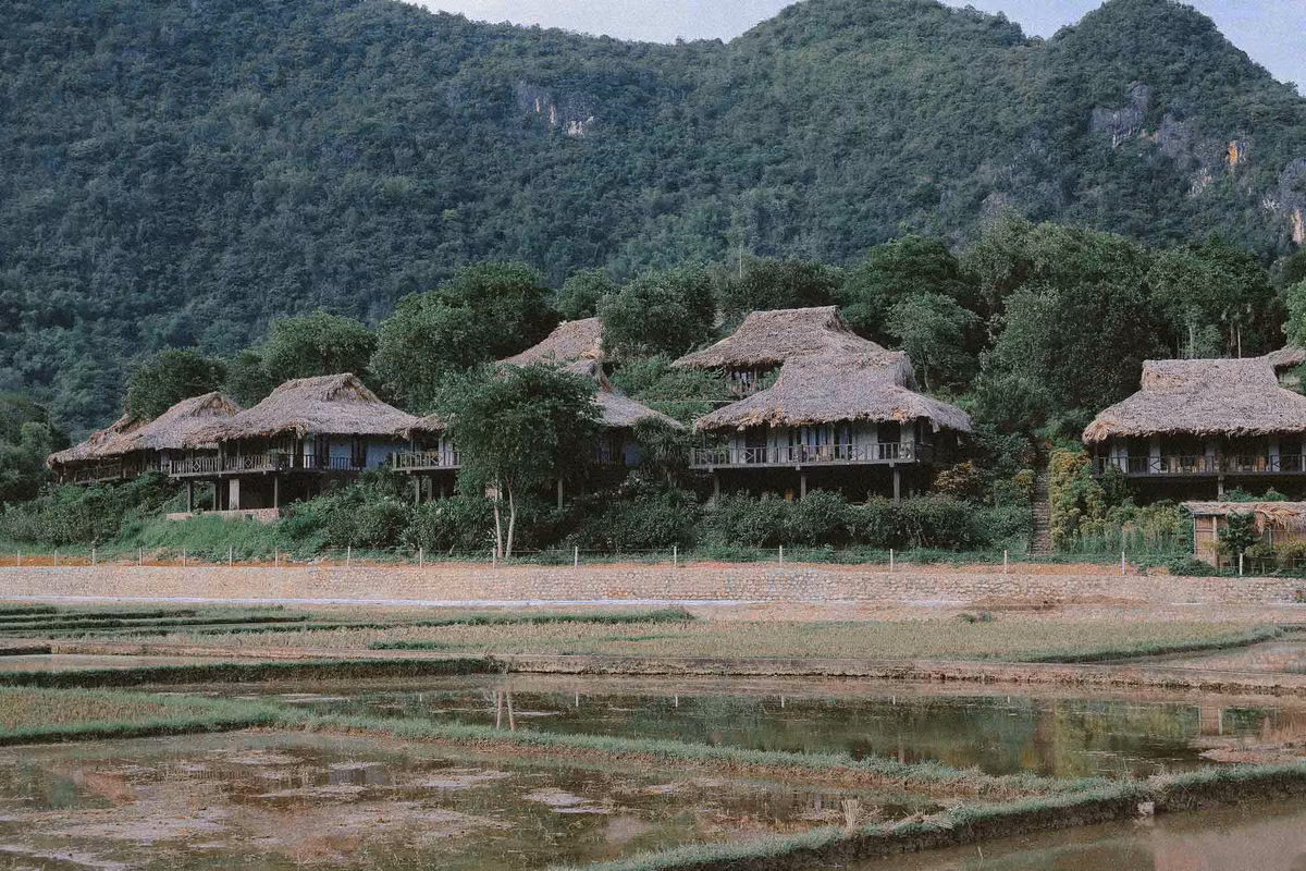 Hiện nay, bản Lác có khoảng 20 nhà nghỉ, homestay rộng rãi để phục vụ nhu cầu nghỉ dưỡng của khách du lịch. Ngoài ra, du khách có thể nghỉ dưỡng cao cấp hơn, tầm nhìn đẹp hơn tại các khách sạn hoặc resort, như Mai Châu Ecolodge Resort, Mai Châu Sunrise Village Resort, Mai Châu Lodge Resort… Ảnh: Vương Lộc