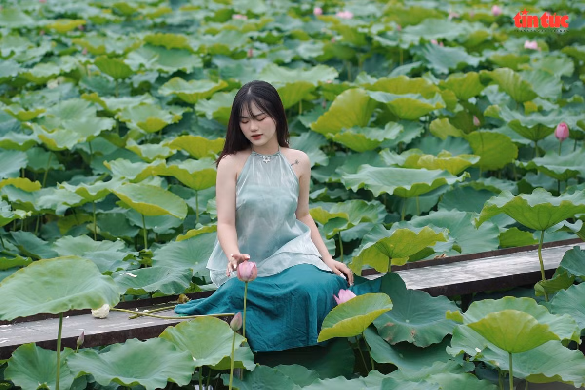 Để có những bức ảnh đẹp, nhiều bạn trẻ thuê trọn gói trang điểm, trang phục và thợ chụp ảnh.