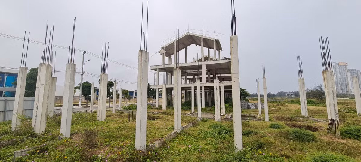 Một dãy nhà liền kề mới đổ trụ bêtông, nhưng dừng thi công lâu ngày, lõi sắt đã hoen rỉ.