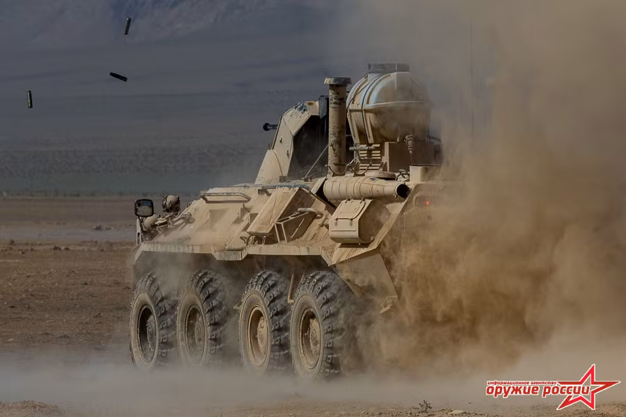 BTR-82A nã pháo 30mm 2A72 – loại pháo này có thể bắn thủng cả xe bọc thép. Nguồn ảnh: Arms-Expo