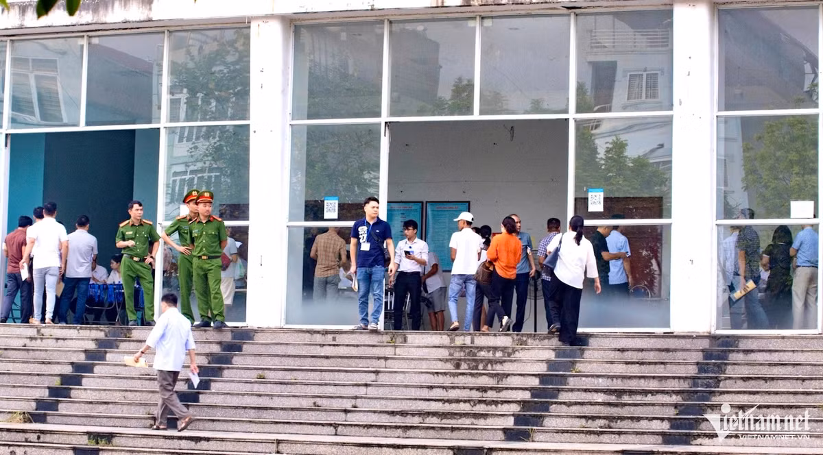 Hà Nội: Dậy sớm, chen chân đi đấu giá đất ở huyện Hoài Đức Ha Noi: Day som, chen chan di dau gia dat o huyen Hoai Duc