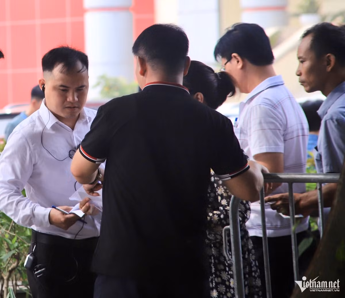 Hà Nội: Dậy sớm, chen chân đi đấu giá đất ở huyện Hoài Đức - Hình 4 Ha Noi: Day som, chen chan di dau gia dat o huyen Hoai Duc-Hinh-4