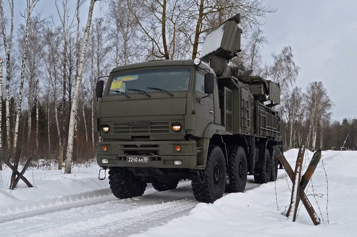 Tổ hợp pháo - tên lửa phòng không Pantsir-S1 do Cục thiết kế khí cụ KBP phát triển từ đầu những năm 1990 cho nhiệm vụ chống mục tiêu bay thấp (máy bay, trực thăng, đạn chính xác cao, tên lửa hành trình, UAV) bảo vệ các căn cứ quân sự, các tổ hợp phòng không tầm cao, các cơ sở quan trọng trước một cuộc tấn công đường không bằng vũ khí chính xác cao của đối phương. Nguồn ảnh: Sputnik.