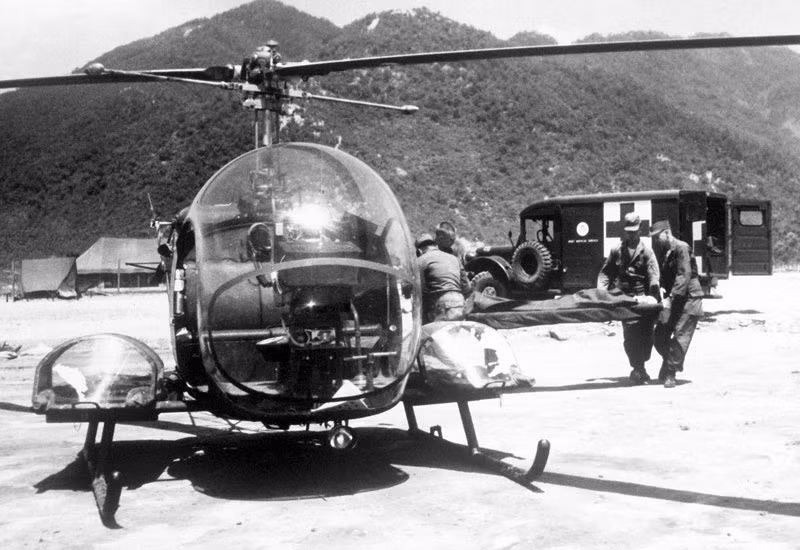 Ra đời vào năm 1945, các trực thăng OH-13 lần đầu tiên được tham chiến trên chiến trường Triều Tiên với nhiệm vụ máy bay cứu hộ khẩn cấp. Nguồn ảnh: Military.