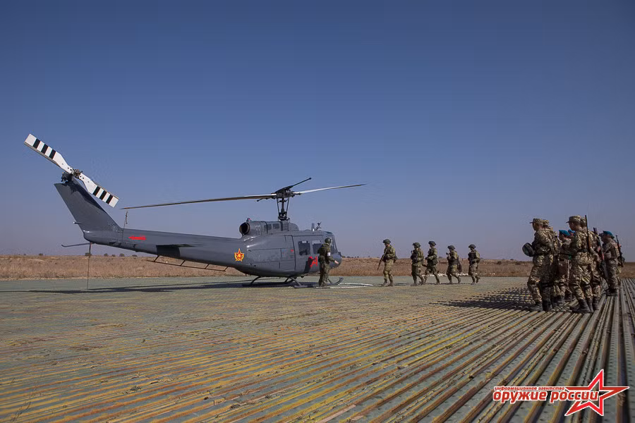 UH-1 được xem là chiếc trực thăng mở màn cuộc đua trực thăng vận giữa Mỹ và Liên Xô trong Chiến tranh Lạnh. Không lâu sau khi UH-1 đi vào hoạt động, Liên Xô cũng đưa vào vận hành trực thăng vận tải Mi-8. Ảnh: Weapon of Russia.